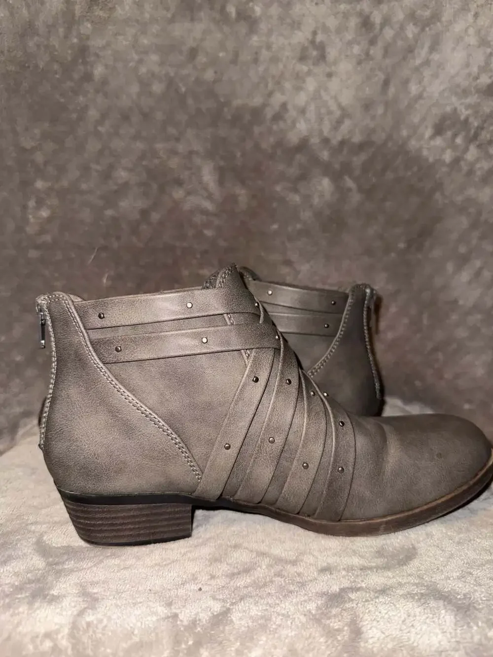 SO Women's Gray Studded Strappy Ankle Boots Size 8